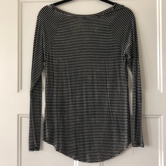 💜Long sleeved tee. - Picture 2 of 4